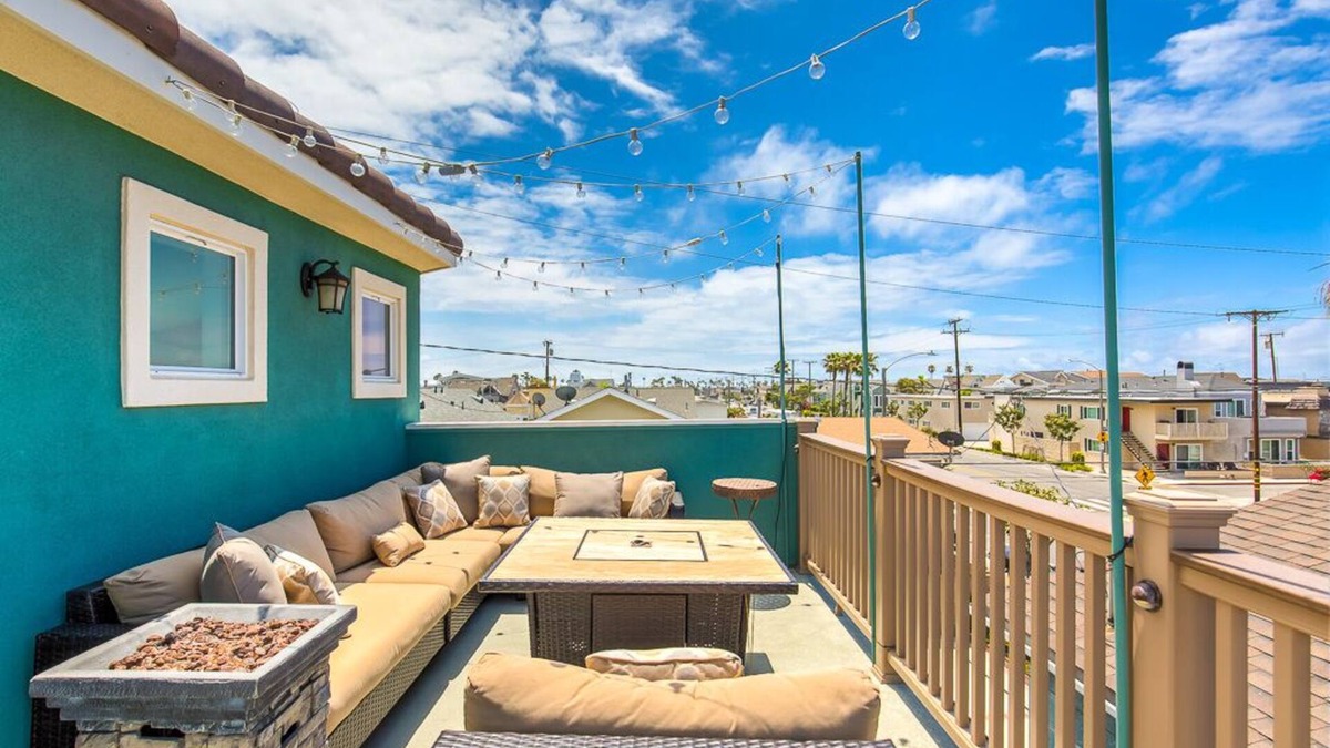 West Newport Apartment | Amazing Beach House! Great Roof Deck. 1 block from beach-A/C-Garage Parking