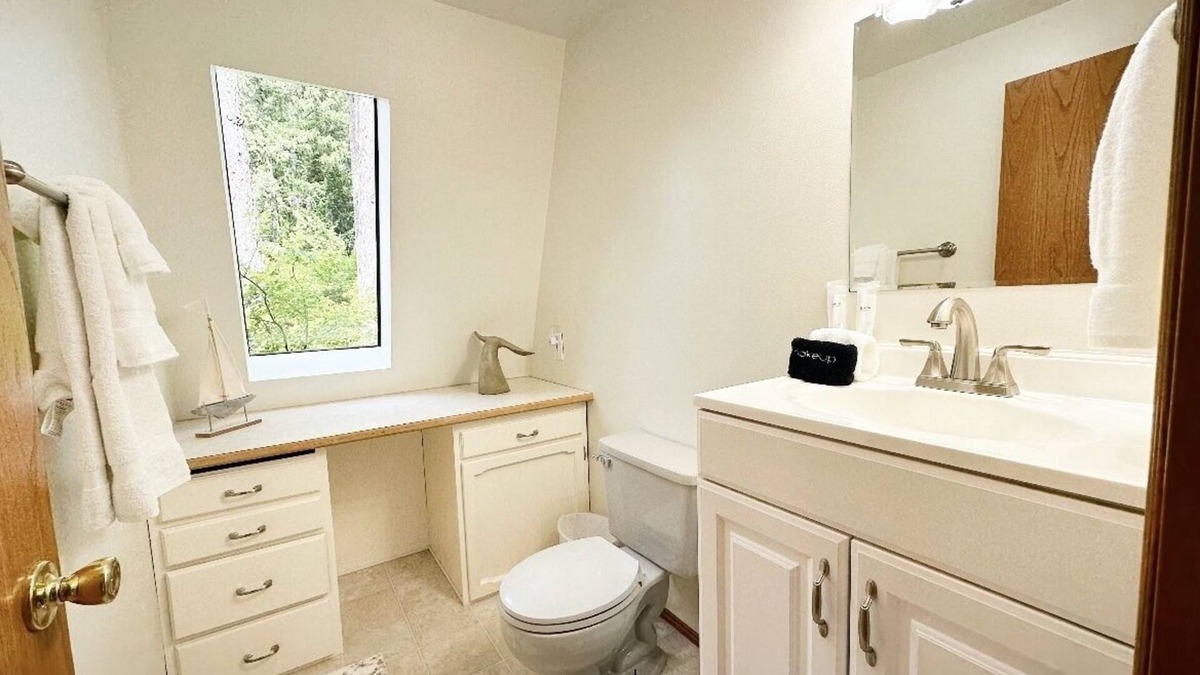 Allyn-Grapeview Cabin | Amazing beach house! Fire pit, grill, TV and games!