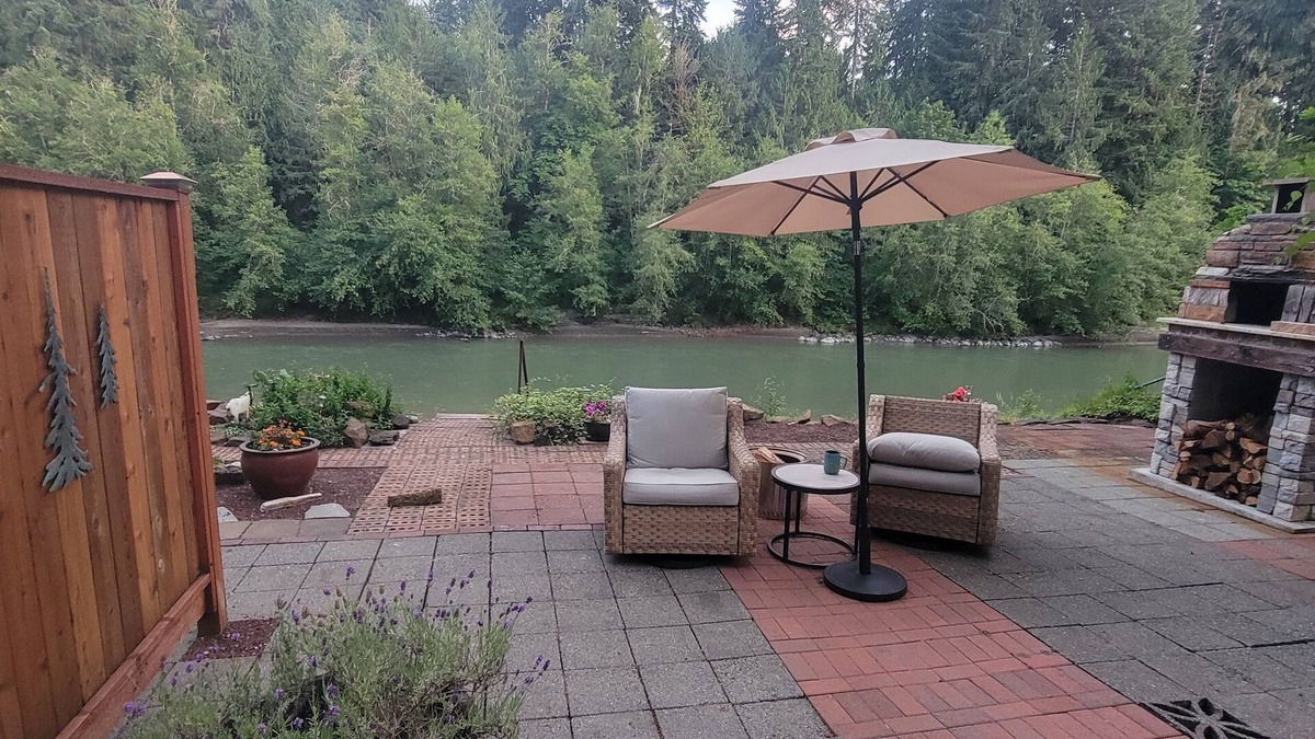 Castle Rock House | Amazing Beach & Waterfront in 2-bedroom Cottage on Toutle River Castle Rock Wa