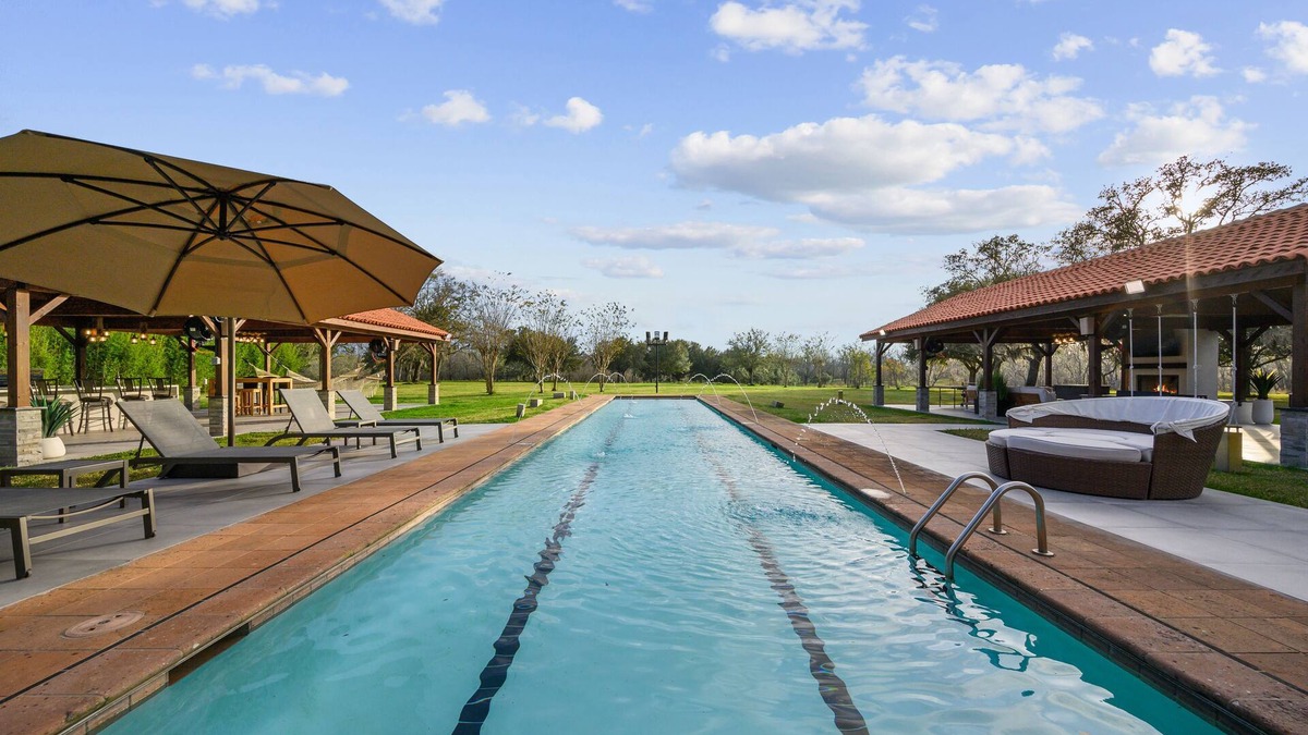 Cedar Lane House | AMAZING! Beautiful Country House. - Access to River, Olympic pool, Sleep 24.
