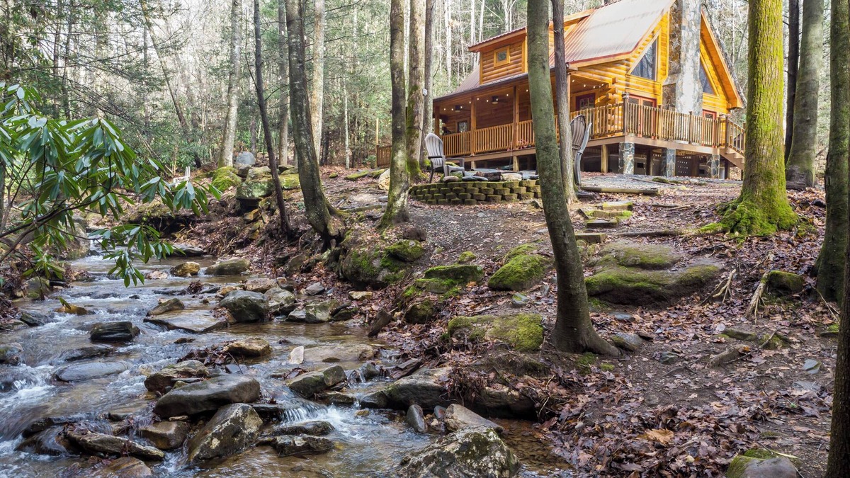 Purlear Cabin | Amazing Cabin by a Stream- Private Creekside Cozy Log Cabin with Hot Tub & Wifi