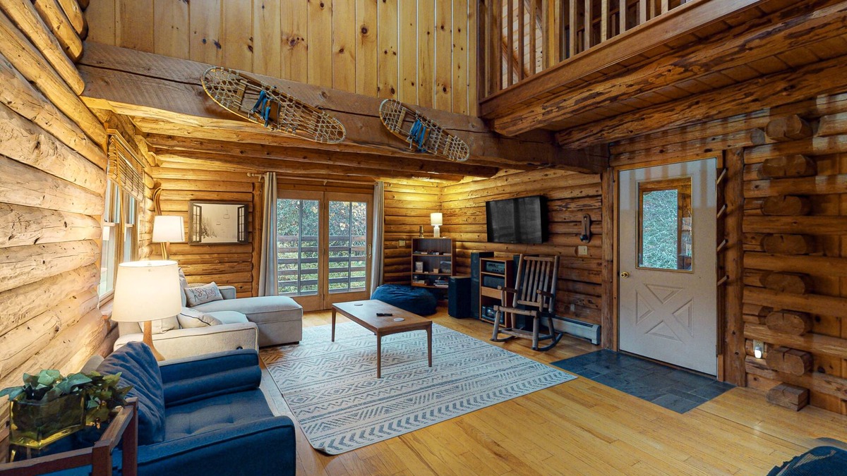 Hartland Cabin | Amazing cabin on 12 acres with AC, jetted tub & woodstove - dog-friendly