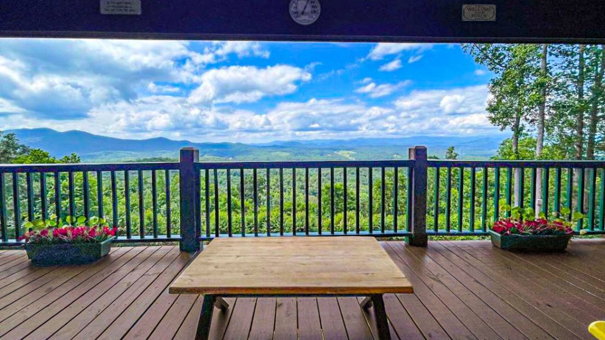 Murphy Cabin | Amazing chalet with mountain views, wraparound porch, firepit, & hot tub