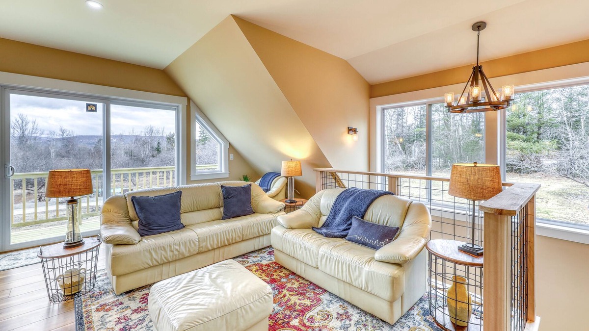 Bethlehem Condo | Amazing condo on apple orchard with deck, full kitchen, and great mountain views