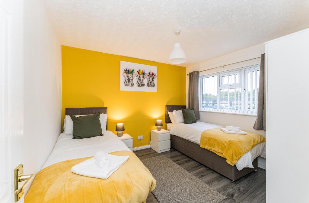 Liverpool House | AMAZING CONTRACTOR HOUSE 3 bedroom warm modern house free secure off road parking, wifi & sky sleep upto 8 guest s