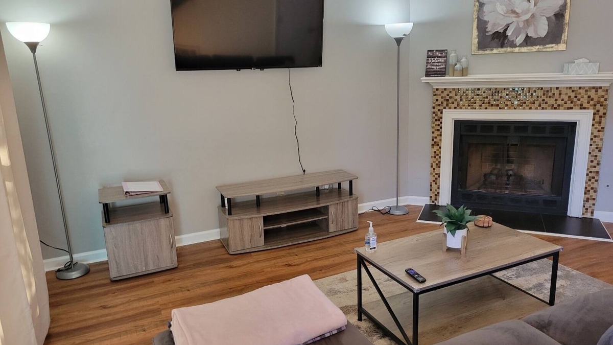 Stone Mountain House | Amazing cozy 2bdrm 2 1/2bth Townhome w/screened patio, close to Dwntwn Atlanta!