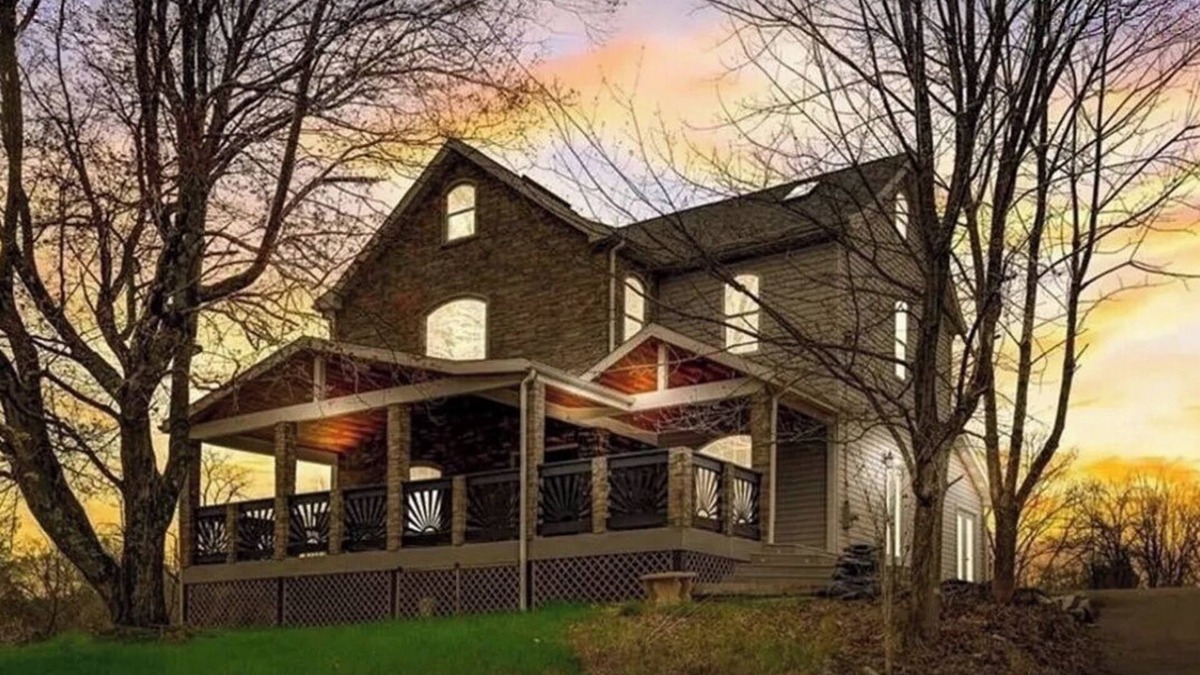 Bairdford House | AMAZING CUSTOM DREAM HOME! Feat: 5beds 4baths & Walk-in His/Her Steam Shower!
