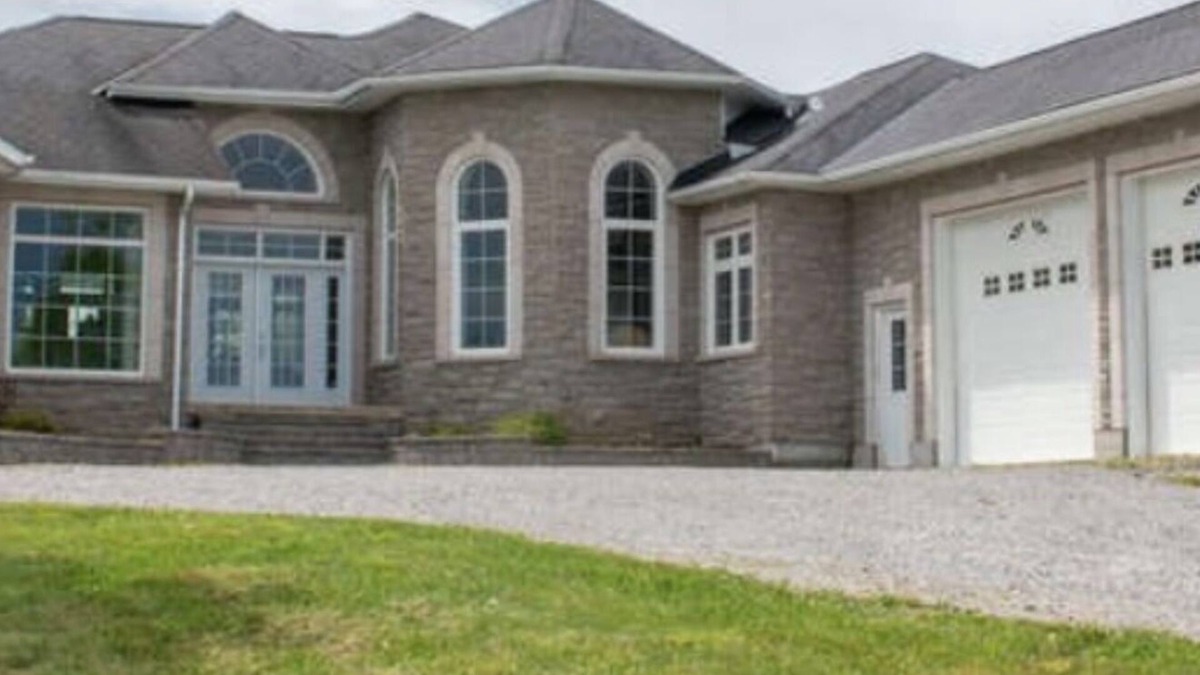 Selwyn House | Amazing custom home with with it's own all season hockey rink.
