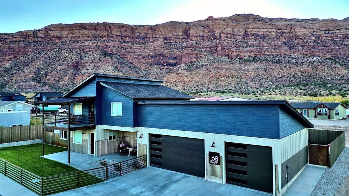 Moab South Valley House | Amazing custom new home with modern amenities for a memorable and comfortable stay.