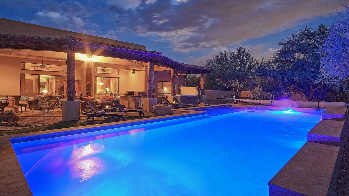 Cave Creek House | AMAZING DESERT OASIS +FILLED WITH AMENITIES + HEATED POOL + 2 HOT TUBS +12 BEDS
