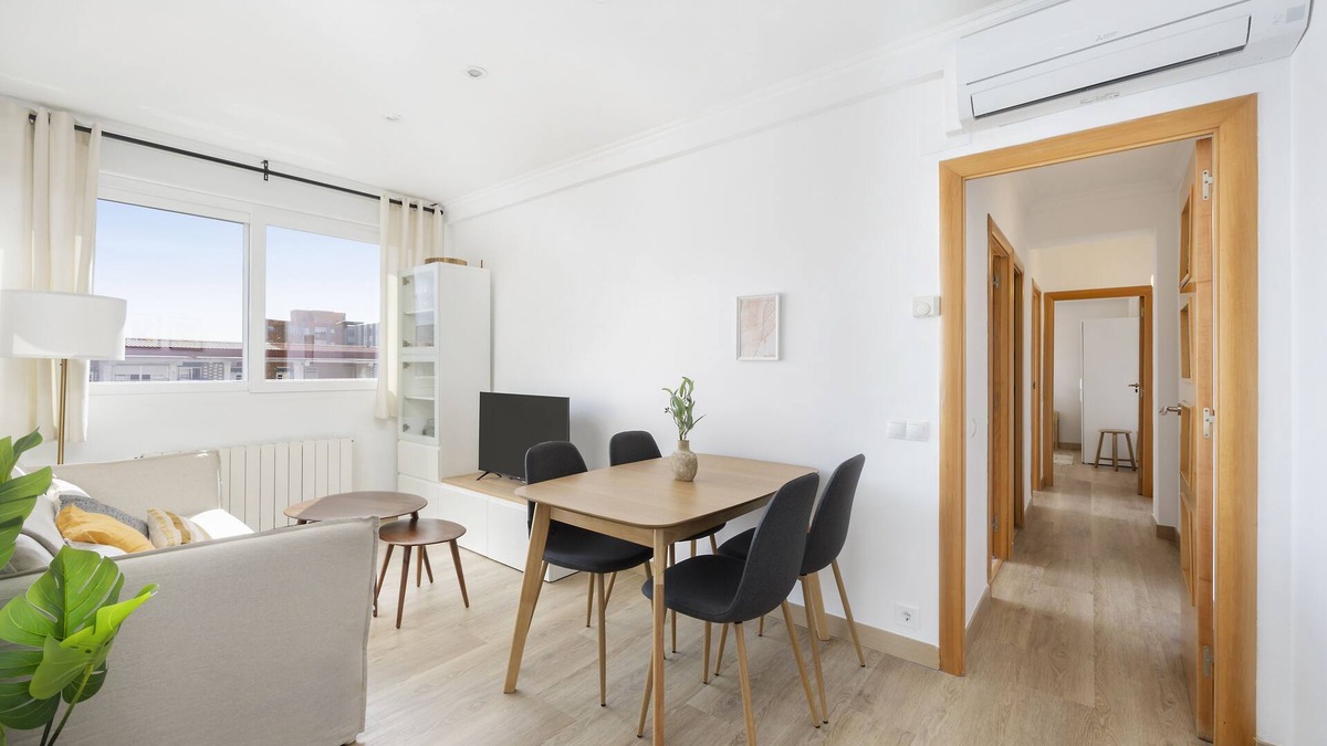 Cornella de Llobregat Apartment | Amazing and bright 3-bedroom home, nestled in the charming town of Cornellà de Llobregat, just a short 20-minute journey from the vibrant city of Barcelona.