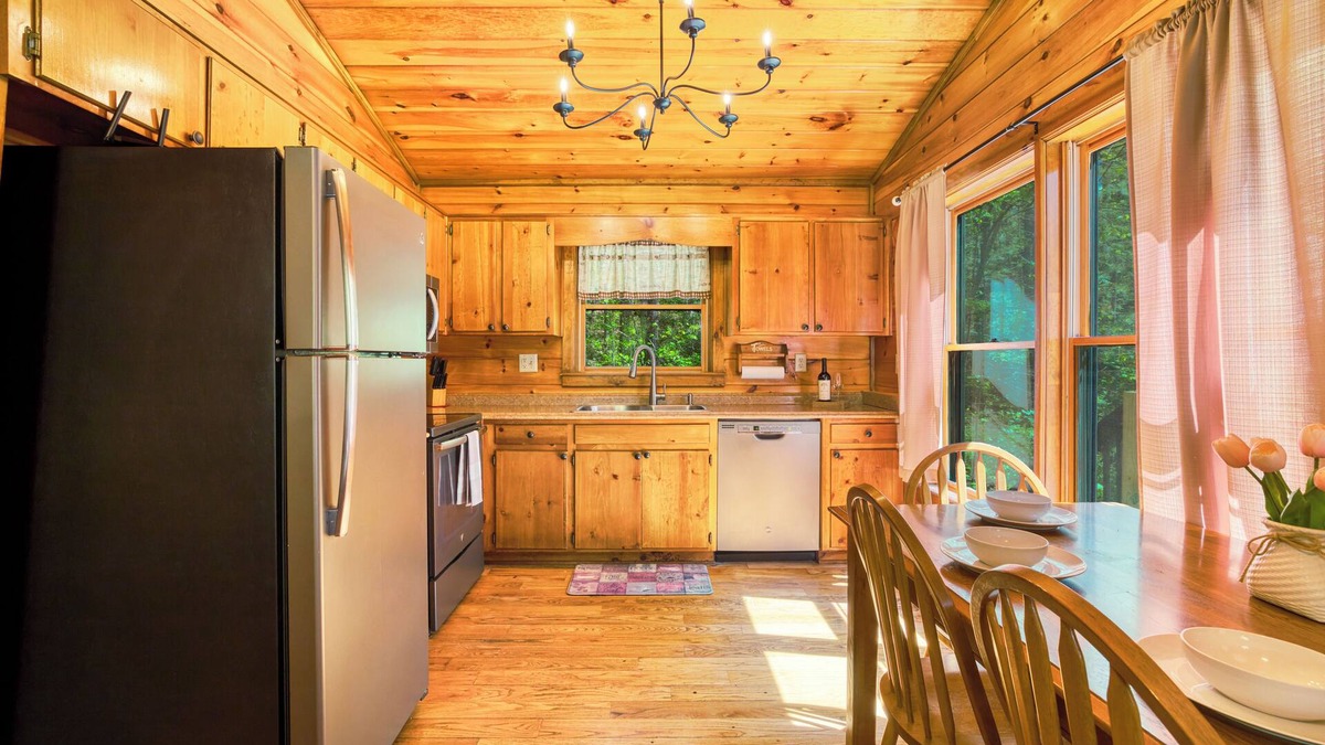Cherry Log Cabin | Amazing Fun Location, Hot Tub, BBQ, Near Wineries, by Stream, Fiber Internet