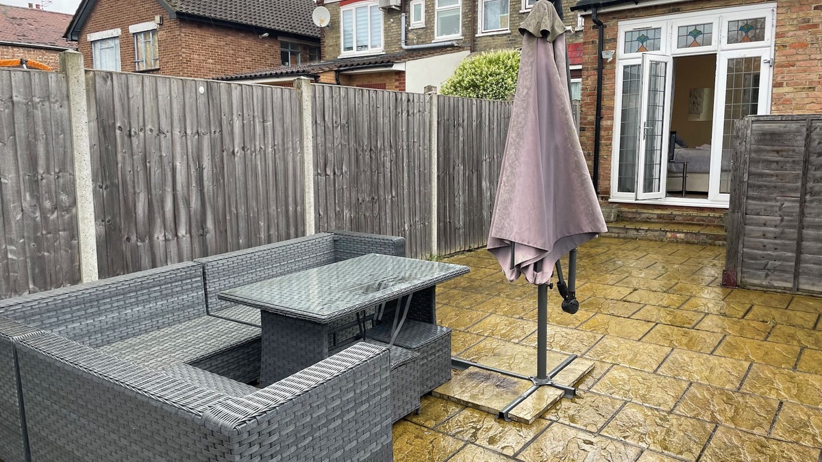 Highams Park Apartment | Amazing Garden Studio No.1