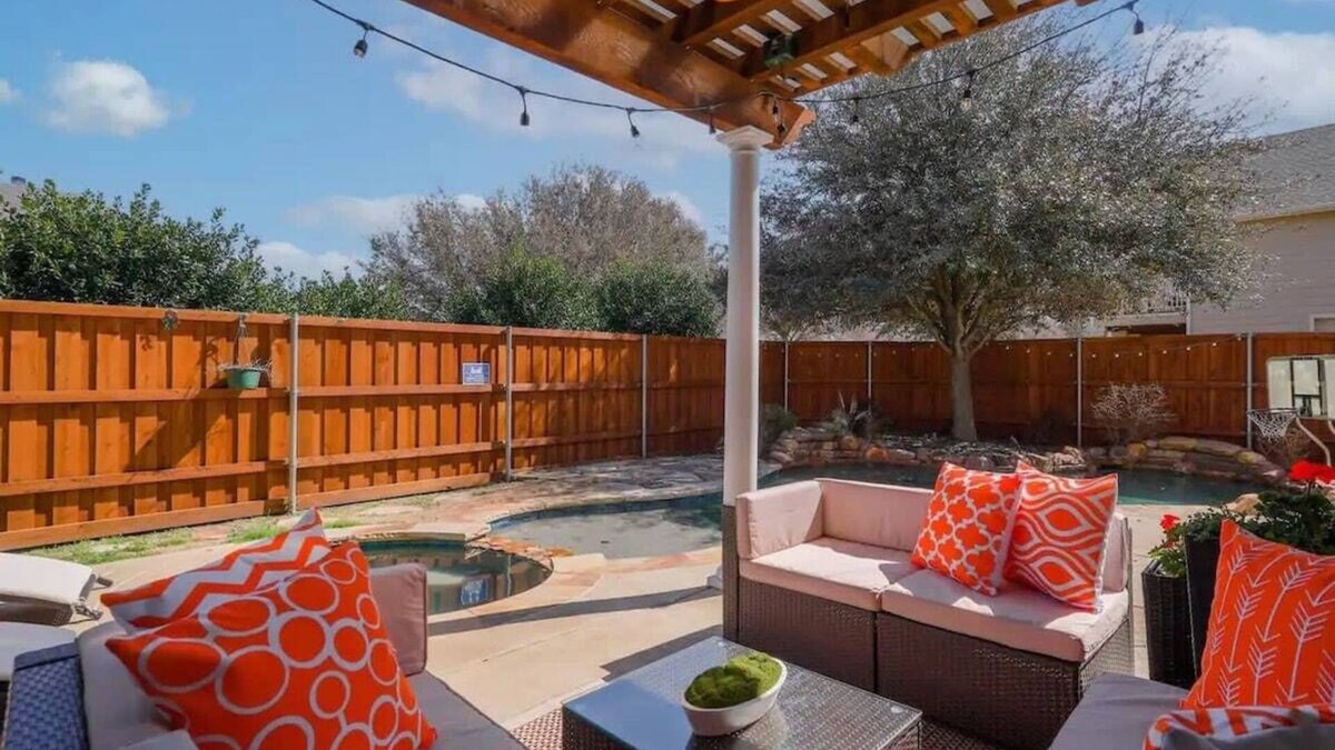 McKinney House | Amazing Gem for groups w/HEATED Pool and Spa