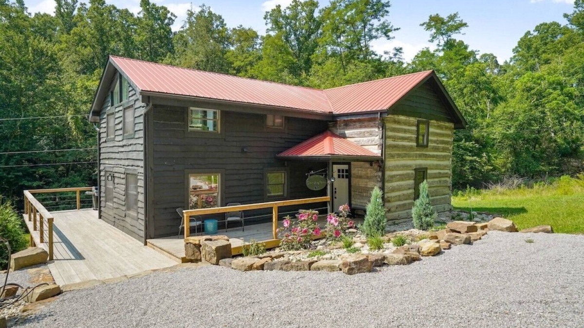 Lancaster Cabin | Amazing hand-hewn log home on almost 5 acres of privacy!