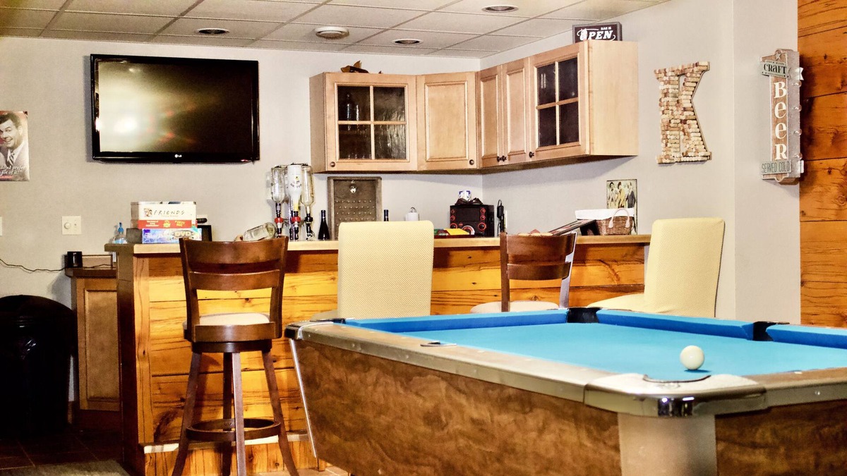 Francis Creek House | Amazing home for 10 with rec room: movie theatre, craps table, pool table & bar!