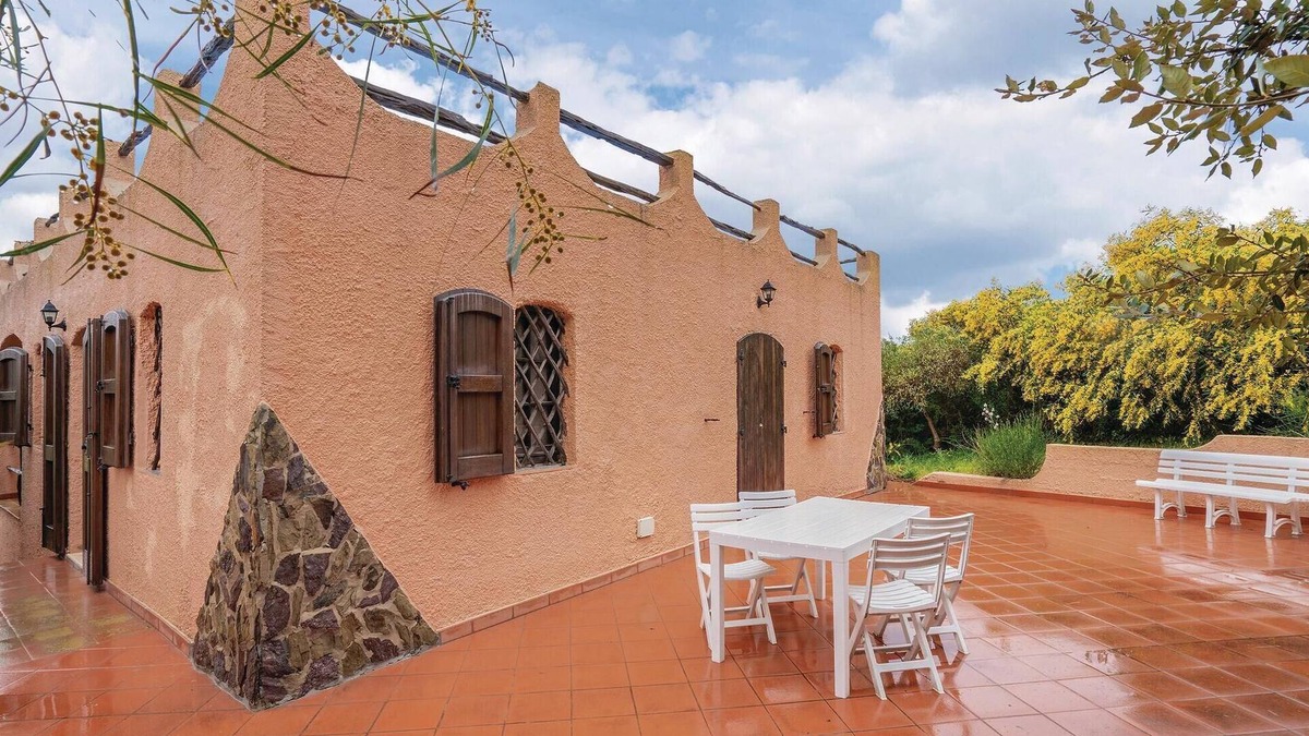 Porto Paglia House | Amazing home in Gonnesa CI with WiFi