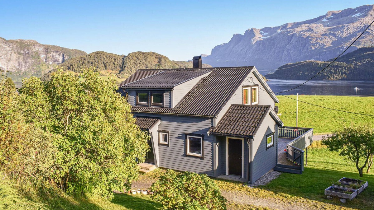 Askvoll House | Amazing home in Kvammen with WiFi