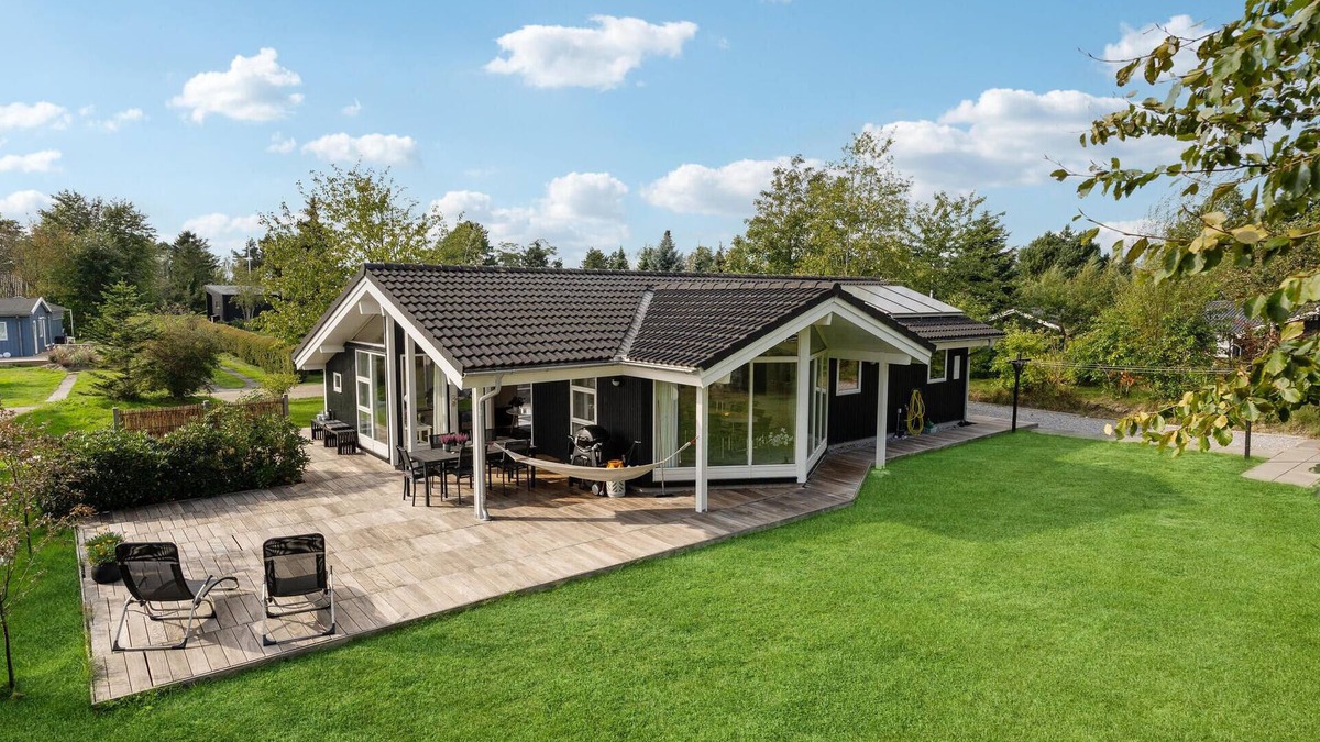Saksild Strand House | Amazing home in Odder with kitchen