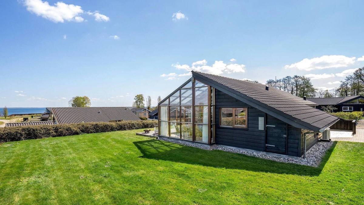Grønninghoved Strand House | Amazing home in Sjølund with WiFi