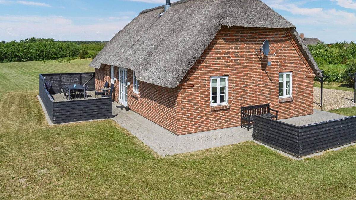 Øhuse House | Amazing home in Ulfborg with kitchen