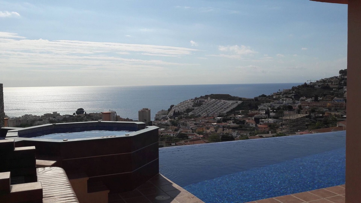 Almunecar Villa | Amazing home,infinity pool,outdoor jacuzzi,indoor and outdoor cinema,very sunny.
