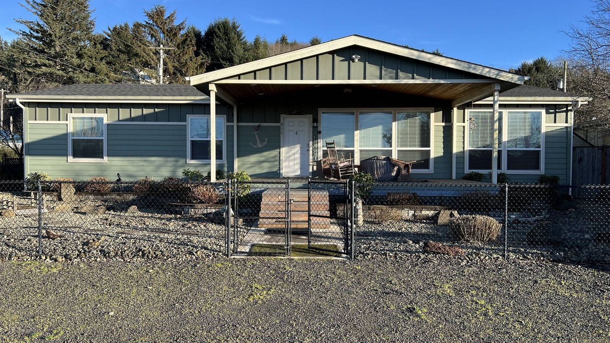 Winchester Bay House | Amazing home located in Winchester bay at Salmon Harbor