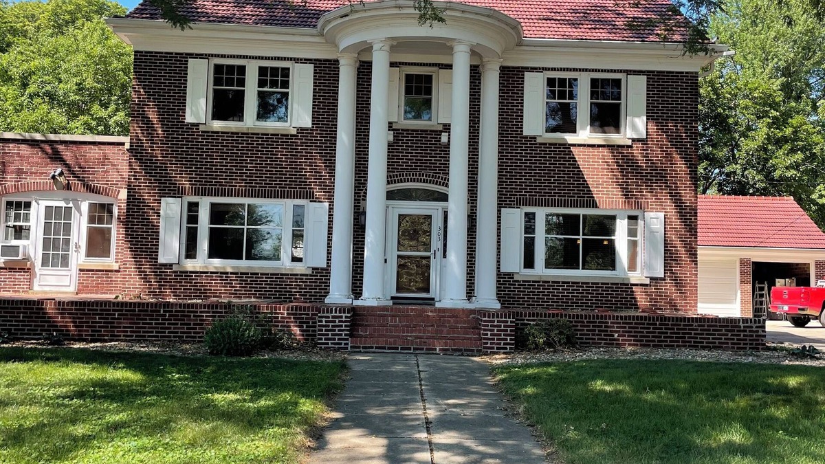 Storm Lake House | Amazing home near lake, parks, shopping and BVU! Perfect for summer vacation!