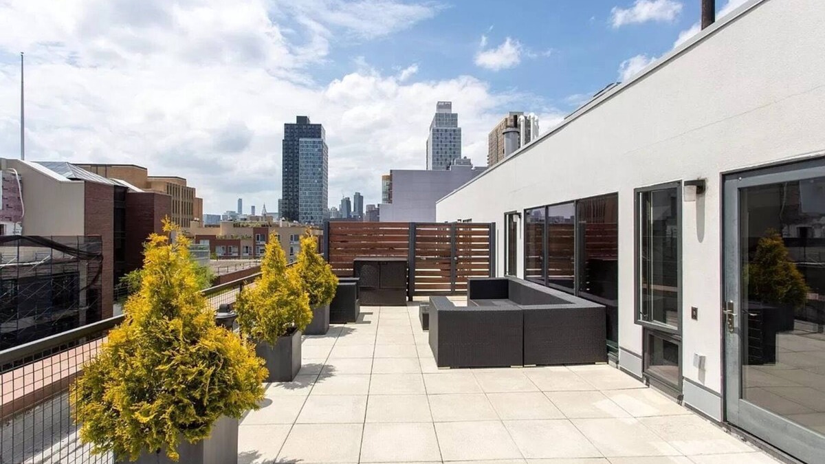 Hunters Point Apartment | Amazing Hunters Point Studio - Access to BK/NYC - Hidden Gem