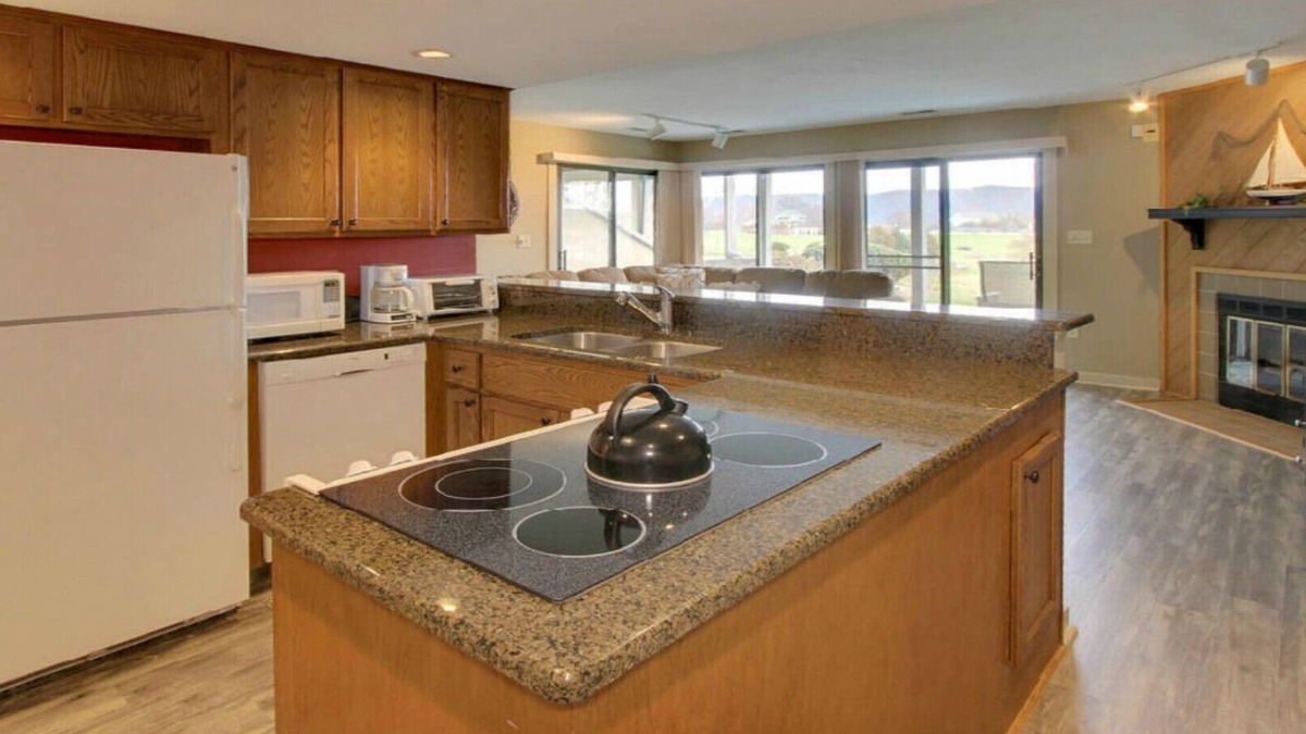 North Shore Condo | AMAZING LAKE LOCATION! Stay a week for 30% discount! MANY Resort Amenities!