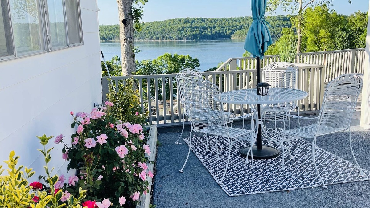 Henderson Cottage | Amazing Lake View 3-bedroom Cottage close to ramp