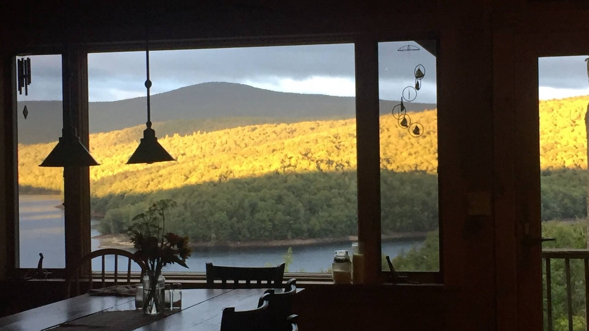 Wilmington House | Amazing lake views & access,HotTub & sauna, quality game Rm. 190-5 star Reviews