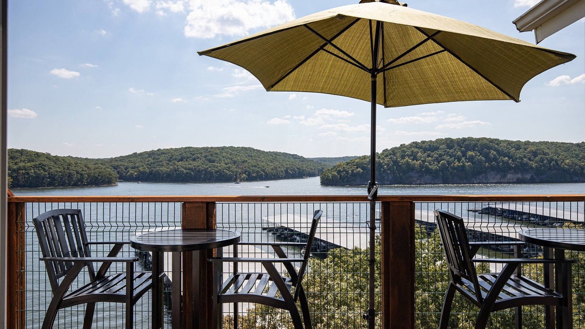Kaiser Condo | Amazing Lake Views with Pool, Loft, & Balcony
