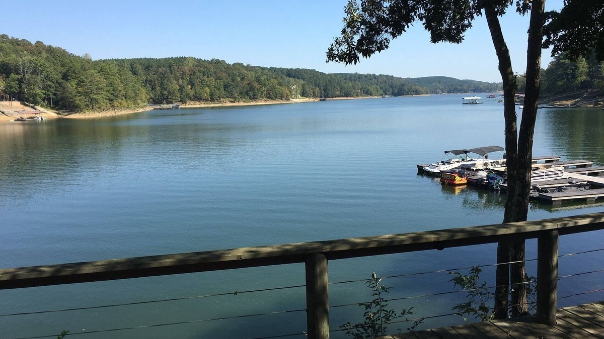 Logan House | Amazing LAKEFRONT 4 bedroom at Silverock Cove on Smith Lake