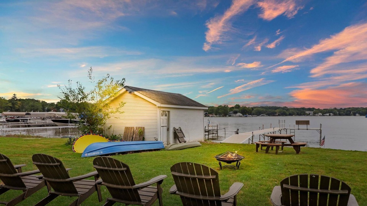 Fox Lake Cottage | Amazing Lakefront Cottage sleeps 1-9 Mineola Bay Summer & Winter Fun