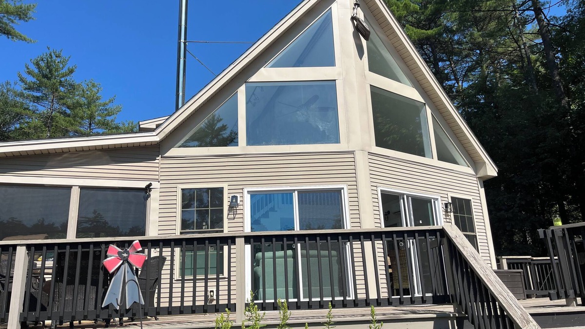 East Wakefield House | AMAZING LAKEFRONT HOUSE WITH PRIVATE DOCK, PRIVATE BEACH, 4 BEDROOMS, SLEEPS 12+