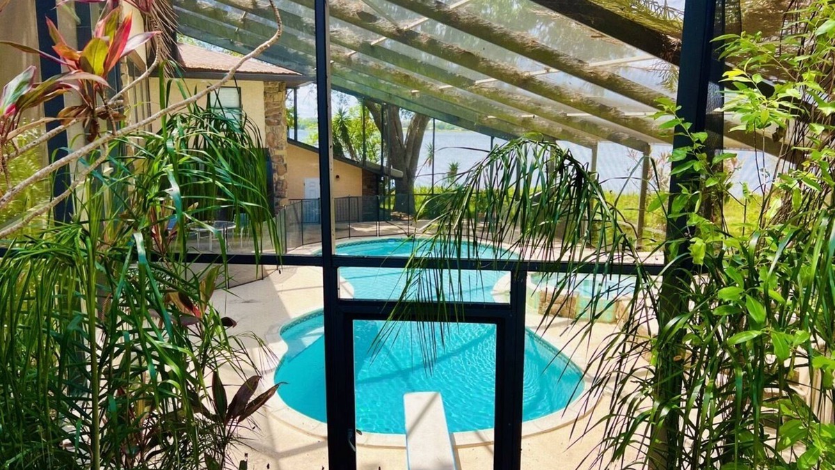Winter Haven House | Amazing Lakefront Views! 4/4, Pool, Diving Board, Spa, Pool Table, near LegoLand