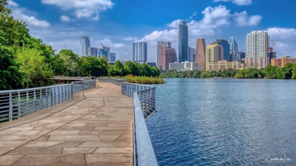 Riverside Apartment | (Amazing Lakeside Apartment) Steps away from Lake