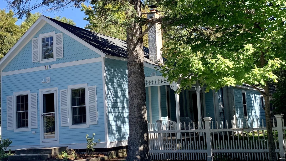 Leland House | AMAZING Leland location 3BR/2+Baths Access 4 LK MI/3 LK Leelanau BEACHES/sunsets