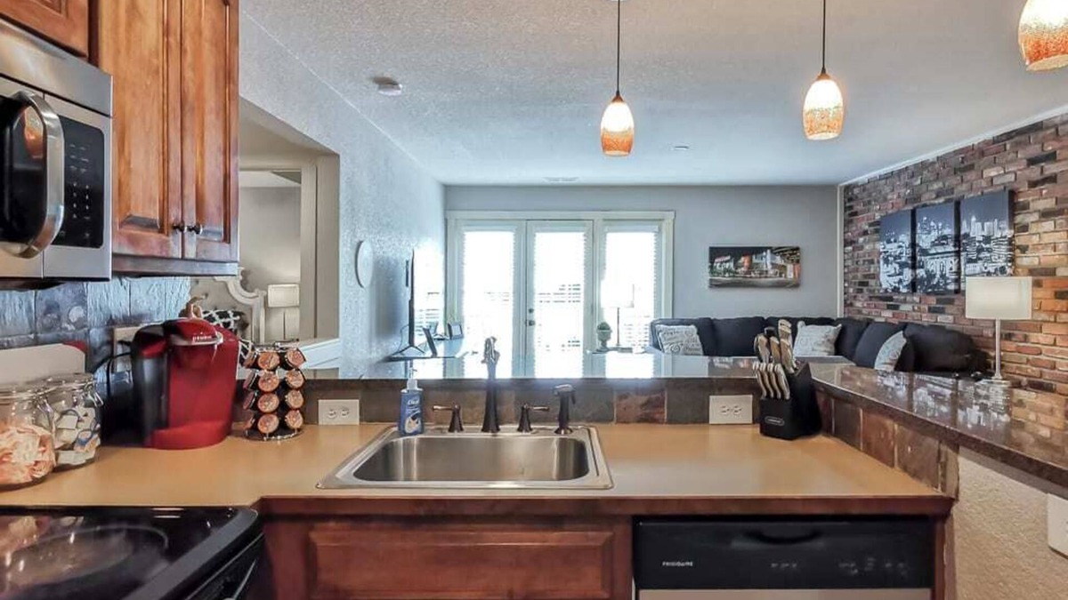 Plaza Westport Condo | Amazing Locale 2KingBR/1BTH