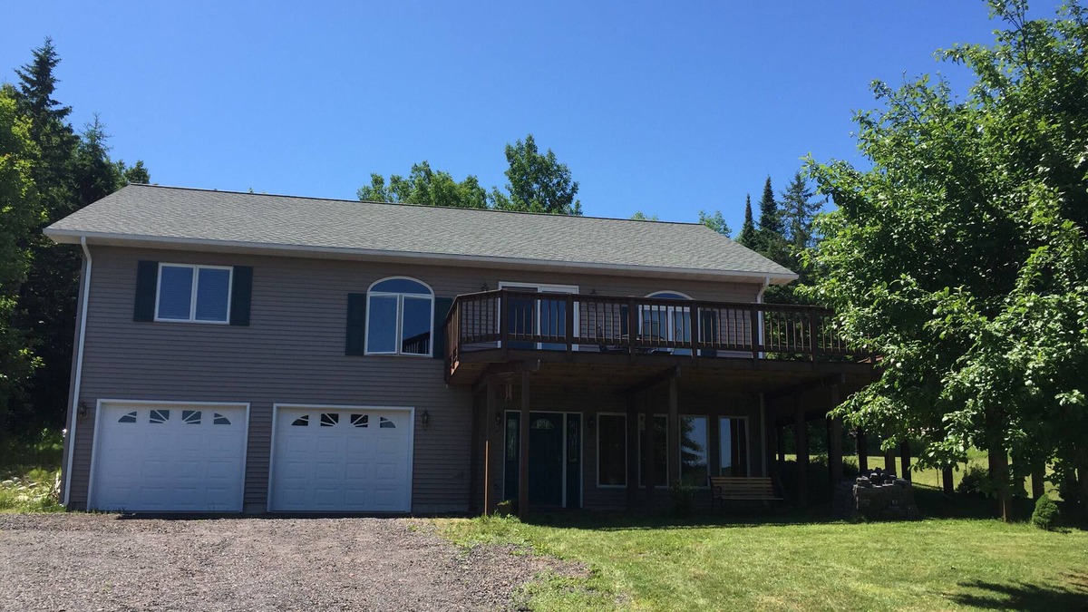 Houghton House | amazing location, 4 seasons, fireplace, nice deck, great location to trails etc
