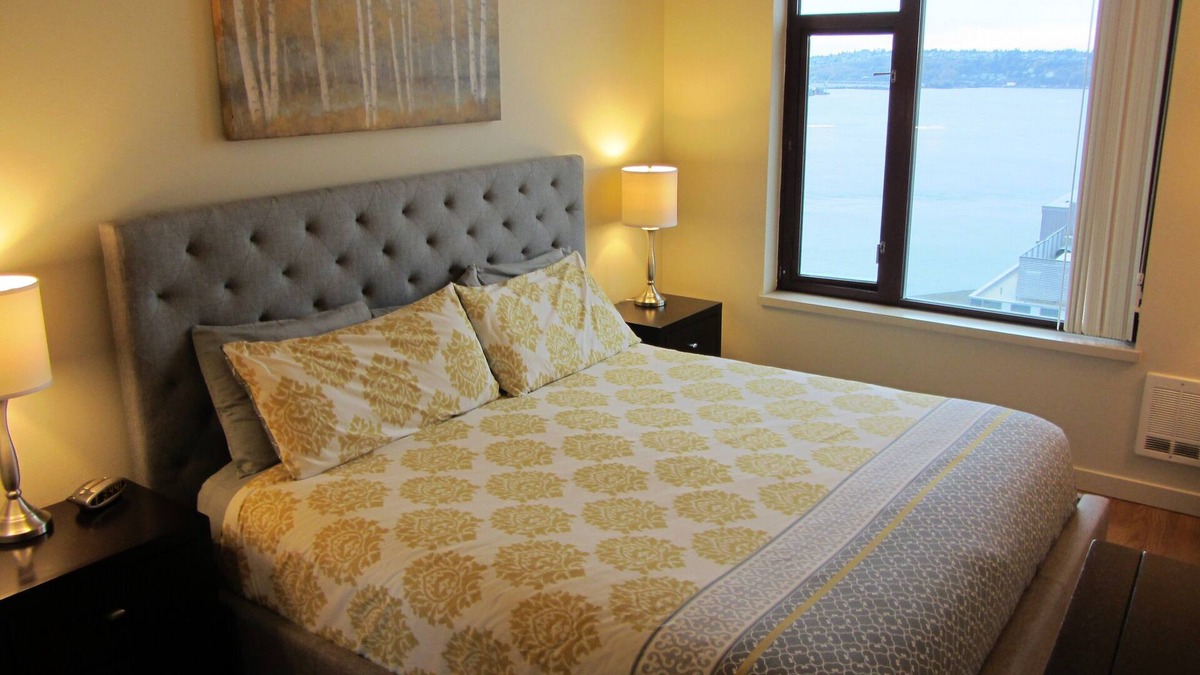 Downtown Seattle Apartment | Amazing Location by Pike Pl Market ~ Water Views ~ HUGE, Sleeps 8, 6 adults max
