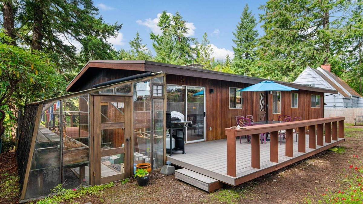 Cedar Hills House | Amazing Location, Nestled in Trees, Pet Friendly, New Decks, Close to Everything, 5 Miles 2 Portland