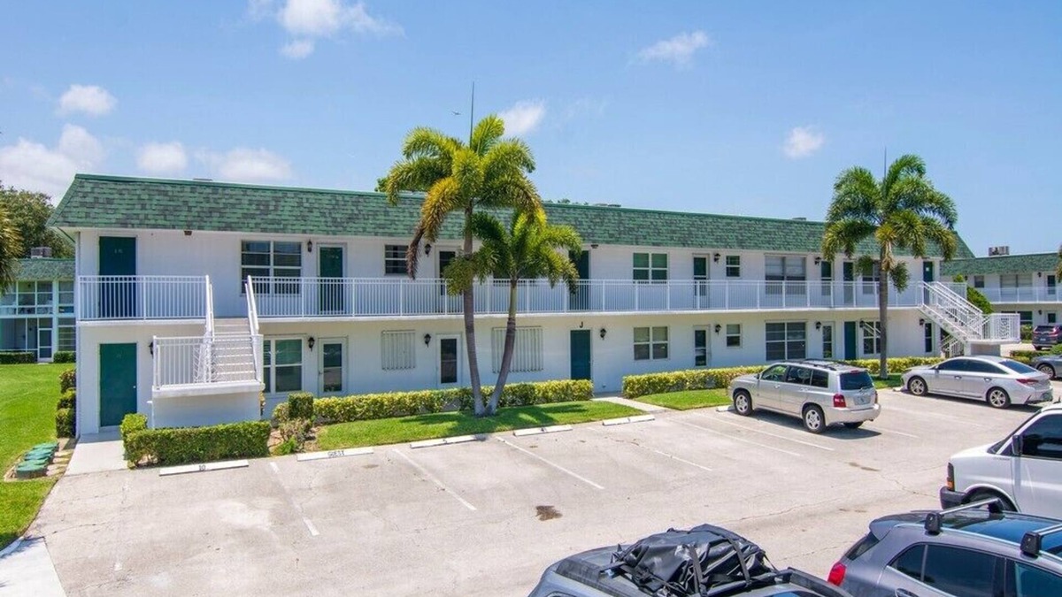 Vero Beach Condo | Amazing Location, this 2/2 is in the center of it all!