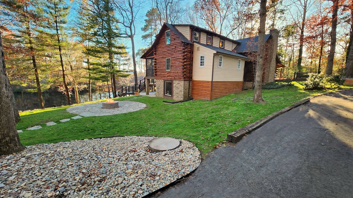 Aylett Cabin | Amazing log cabin - 5 acre stocked pond - 16 acres - Minutes to Kings Dominion
