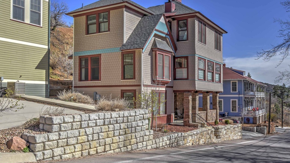 Manitou Springs House | Amazing Manitou Retreat, Trails, Shopping and Dining Walk to Incline and Cog Railway, AC, Wifi,Grill