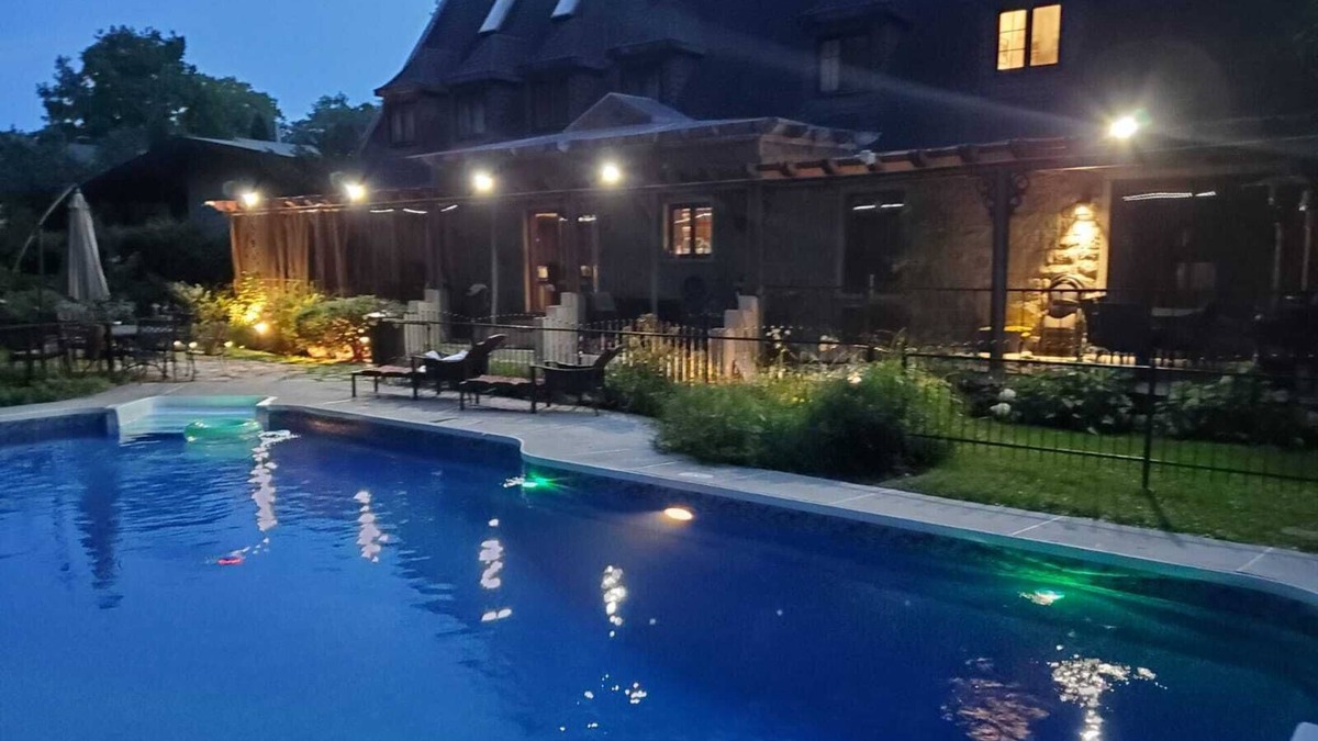Cartierville Villa | Amazing Montreal 8BR Suites House, Parc Access, Waterview, SPA & Pool Now Open