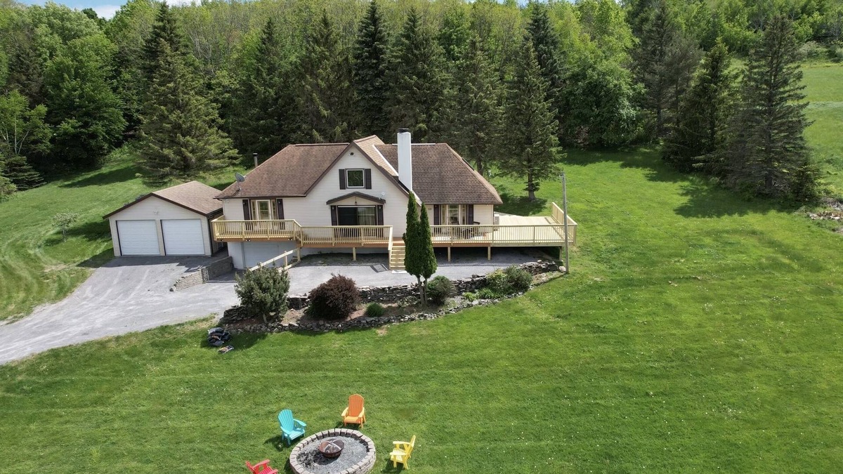 Durham House | Amazing Mountain View’s Close to Windham wrap around porch w/Hot tub 4 BDR 2 BR