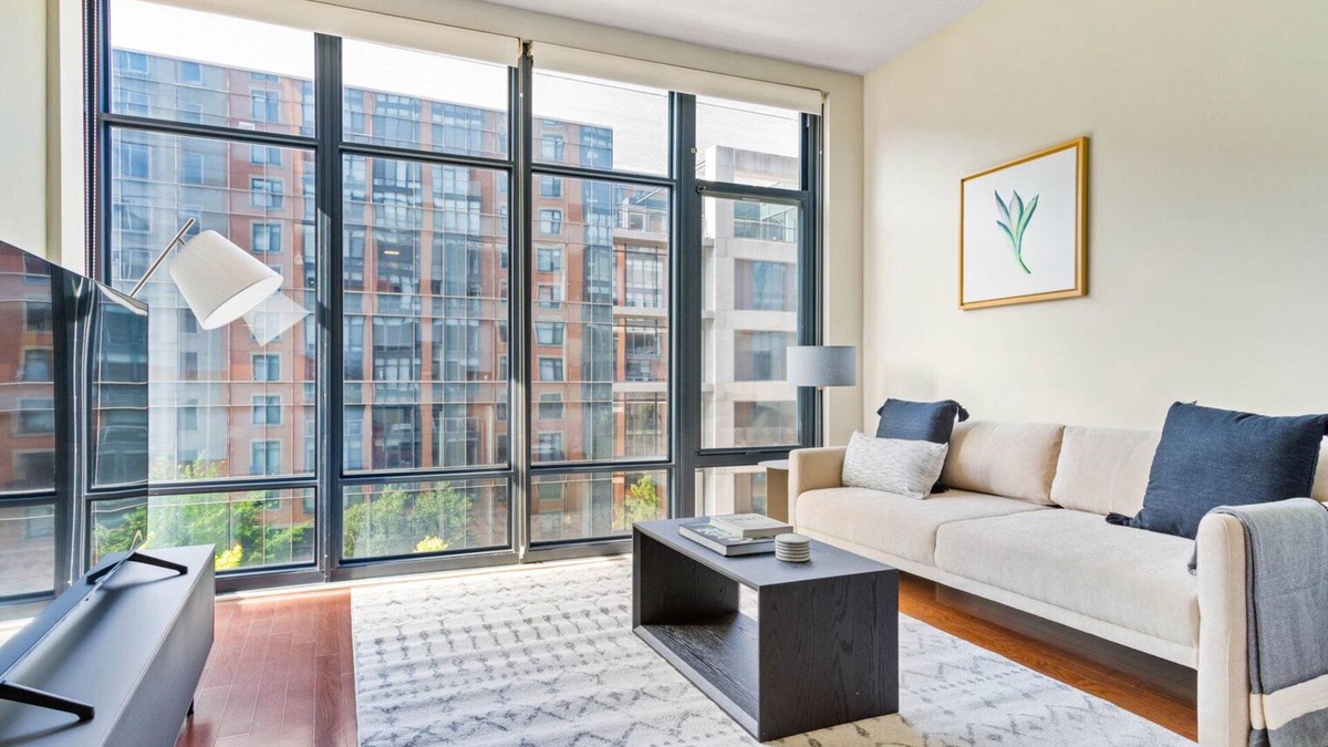 Mount Vernon Triangle Apartment | Amazing Mt Vernon Studio w/Pool, W/D & Gym, near Metro, by Blueground