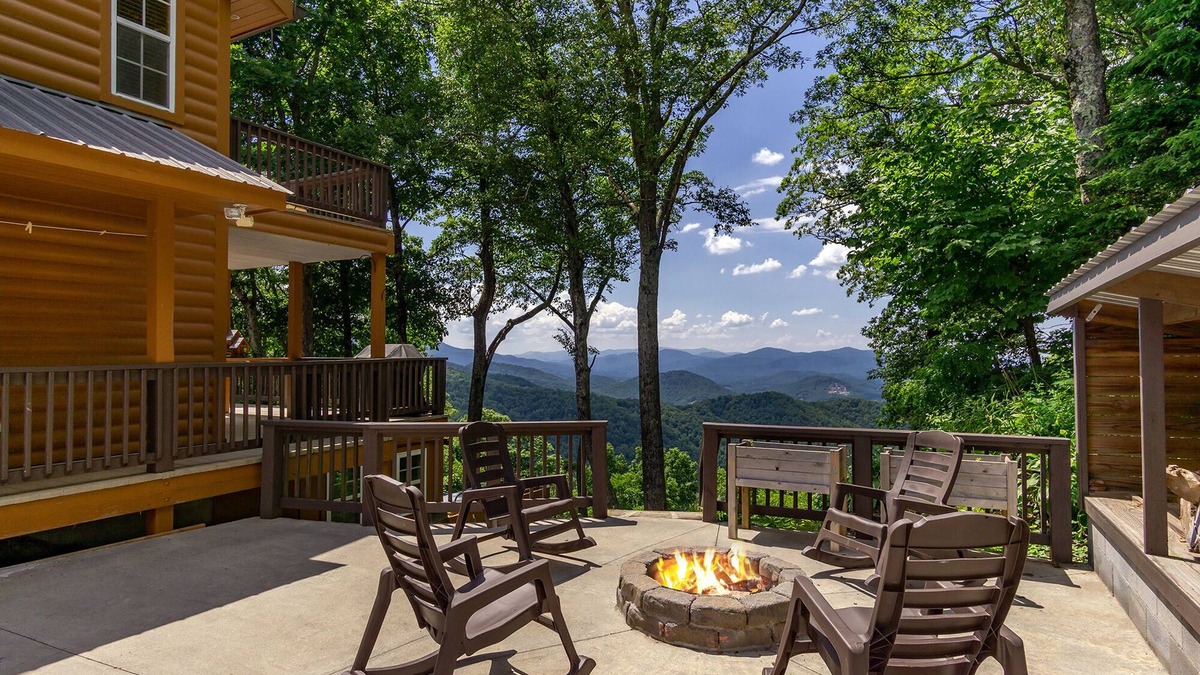 Spruce Pine Cabin | Amazing Mtn Views, Hot Tub+Fire Pit, High Speed WiFi, Gas Log Fireplace, Grill!